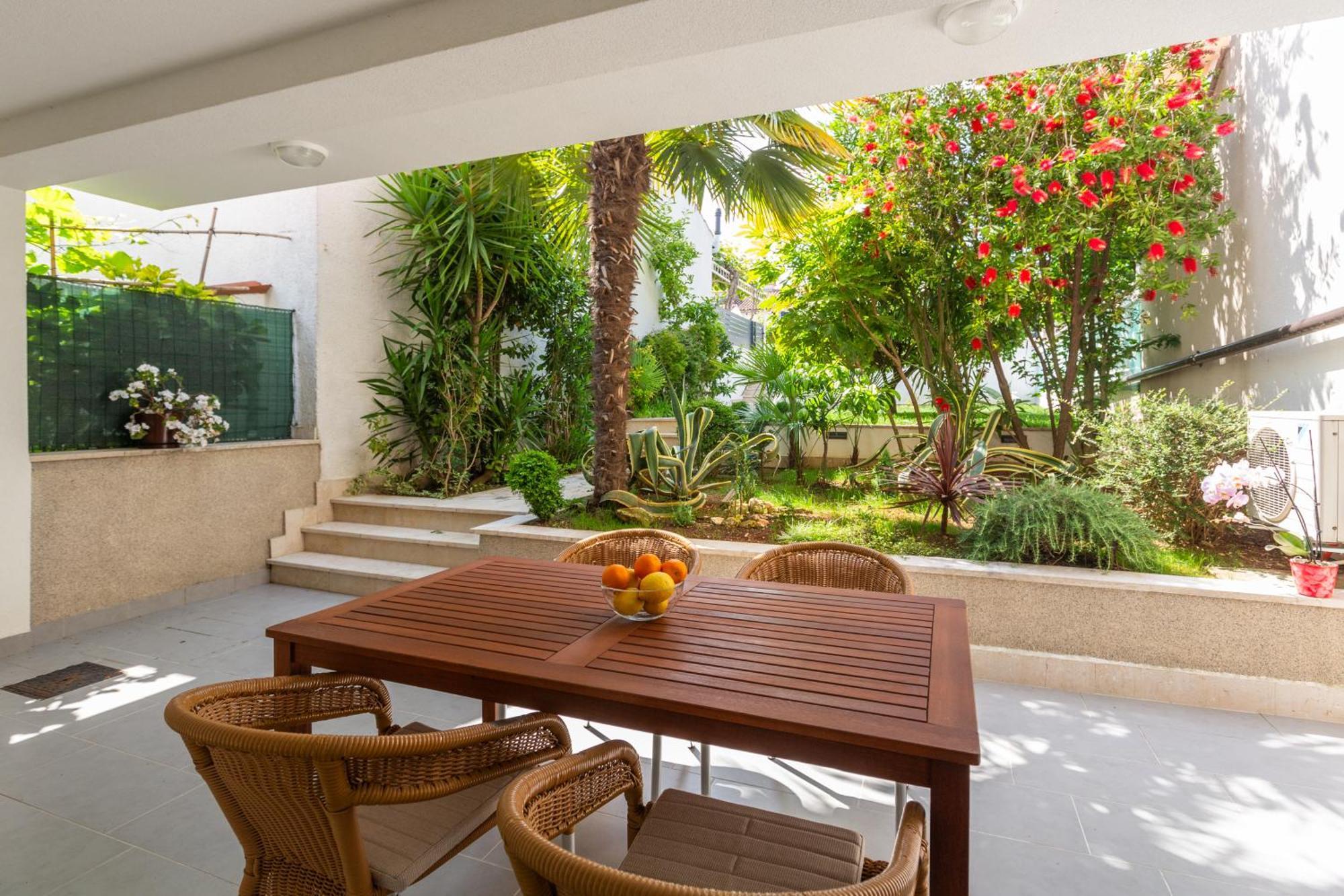 Modern Apartment Zen With Private Garden Пореч Экстерьер фото