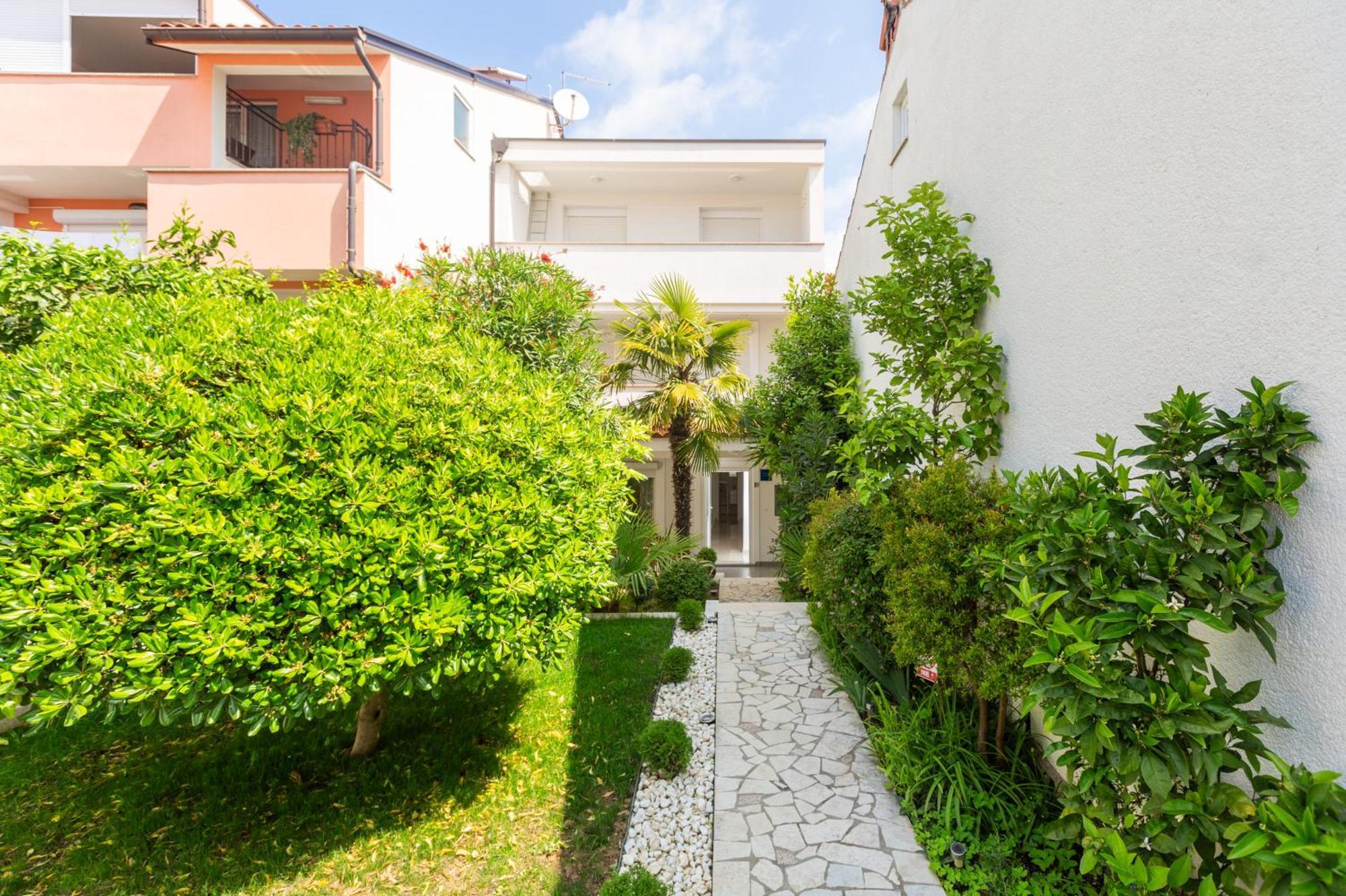 Modern Apartment Zen With Private Garden Пореч Экстерьер фото